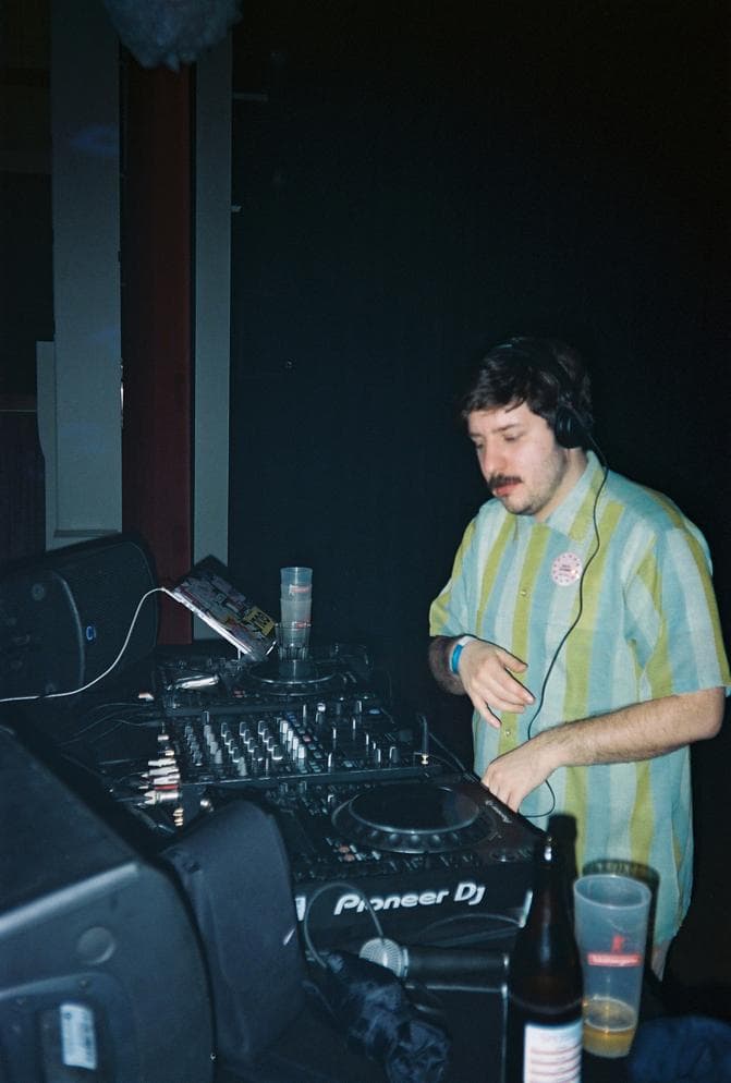 Bon Ajvar beim Auflegen an den CDJs in einem kleinen Club
