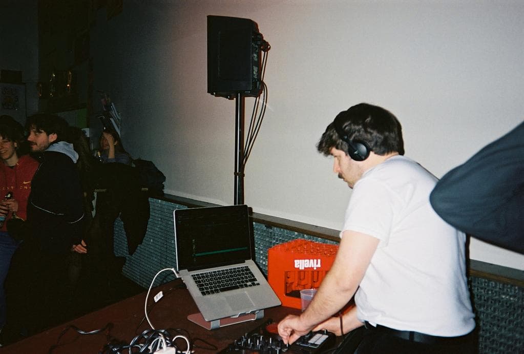 Bon Ajvar mit Laptop und Controller bei einem Set am Nachmittag